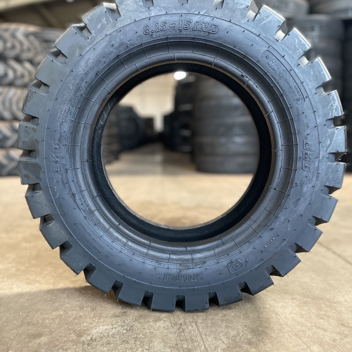 PNEU IMP BKT 815-15 14PR PL801 TT